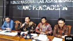 Ketua Komisi Nasional Hak Asasi Manusia (Komnas HAM) Ahmad Taufan Damanik (kedua dari kiri) dalam jumpa pers di kantornya. (Foto dok.: VOA/Fathiyah)