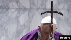 ARCHIVO - El Papa Francisco asiste a la misa del Miércoles de Ceniza en la Basílica de Santa Sabina en Roma, Italia, el 22 de febrero de 2023.