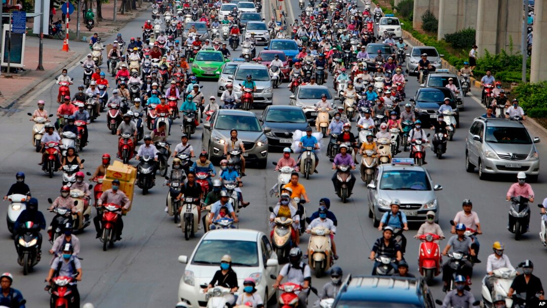 Đường phố tại Việt Nam. Được xem là một “ngôi sao tăng trưởng” của châu Á, nhưng Việt Nam có thể phải đối mặt với áp lực giá cả và nhiều thách thức theo chính sách của chính quyền Trump sắp tới.