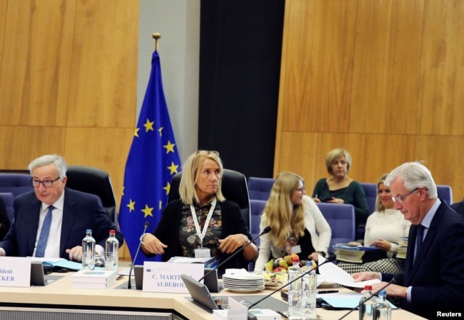 European Union's chief Brexit negotiator Michel Barnier (R) and European Commission President Jean-Claude Juncker (L) react at the start of the EU Commission's weekly college meeting in Brussels, Belgium, Nov. 21, 2018.