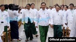 Thura U Shwe Mann (tengah), ketua partai USDP dilaporkan telah dipecat dari jabatannya (foto: dok).