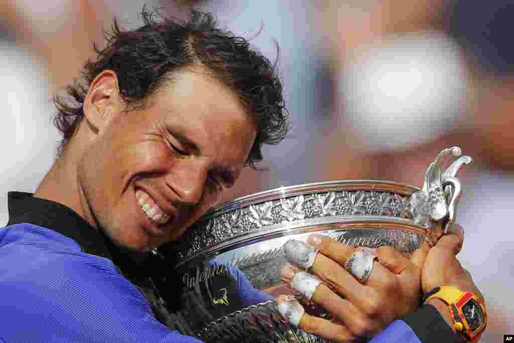 El español Rafael Nadal celebra su décimo título del Abierto de Francia ante el suizo Stan Wawrinka en tres sets, durante su último partido masculino del torneo de tenis francés Open en el estadio Roland Garros, en París, Francia, el 11 de junio de 2017.