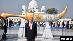 Sekjen PBB Antonio Guterres berpose di depan kuil Sikh Gurdwara Darbar Sahib yang berada di Kartarpur, Pakistan hari Rabu (18/2). (Courtesy @antonioguterres) 