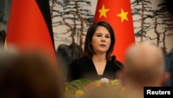 德国外交部长贝尔伯克在北京的钓鱼台国宾馆出席与中国外交部长秦刚的联合记者会时发言。（资料照片，2023年4月14日）