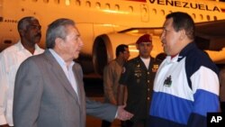 Los presidentes Raúl Castro, de Cuba, y Hugo Chávez, de Venezuela, conversan a la llegada de este último a La Habana, a principios de abril.