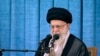 Foto publicada en sitio web oficial del líder supremo de Irán, muestra el ayatolá Alí Jamenei, hablando durante la ceremonia por el 35 aniversario de la muerte del fallecido líder del país, el ayatolá Jomeini, en su santuario en Teherán, Irán, el 3 de junio de 2024. 