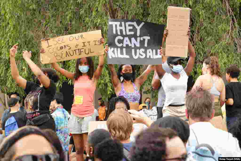 Демонстрантки на протесті під Білим домом. Напис на плакаті: &quot;Вони не можуть вбити всіх нас!&quot;&nbsp;