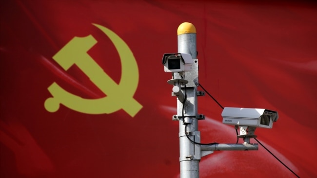 以中共党旗为背景的监测摄像头(资料照)