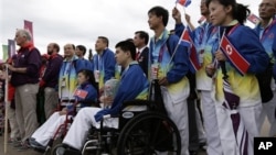 영국 런던에서 열리는 장애인 올림픽에 처음으로 참가한 북한 선수단. 휠체어에 앉은 림주성이 유일한 선수로 수영에 출전한다.