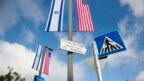 Bảng chỉ đường tới Đại sứ quán Hoa kỳ trước khi chính thức khánh thành Đại sứ quán mới của Mỹ tại Jerusalem ngày 13/5/2018. Người Palestine cho đây là một đòn giáng vào giấc mơ của họ thành lập một nhà nước Palestine. (AP Photo/Ariel Schalit)
