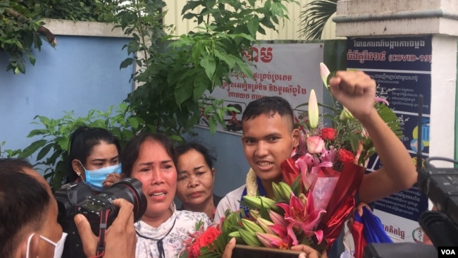 យុវជន កាក់ សុវណ្ណច្ឆ័យ អាយុ១៦ឆ្នាំ លើកដៃឆ្វេង ក្រោយត្រូវបានដោះលែងពីពន្ធនាគារ នៅថ្ងៃទី១០ ខែវិច្ឆិកា ឆ្នាំ២០២១។ (មាស មល្លិកា/វីអូអេ)