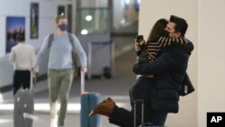 미국 입국 제한이 완화된 8일 뉴저지주 뉴어크 리버티국제공항 이용객들이 포옹하고 있다.