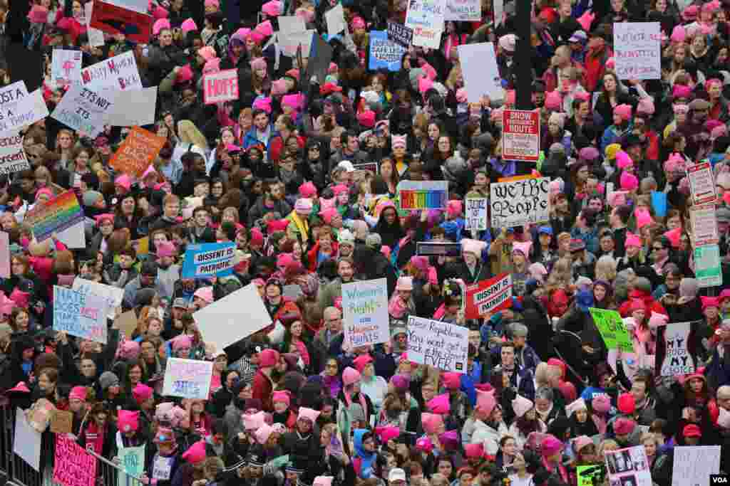 Protesters fill in along Independence Avenue hours before the start of the Women&#39;s March in Washington January 21, 2017 (B. Allen / VOA)