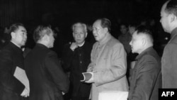 1962年中共中央在北京开会期间的几位领导人。左起：周恩来（1898-1975），中华人民共和国总理，从1949年成立直至周去世一直是总理；中国国家计划委员会主任陈云；中国国家主席刘少奇（1898-1969）；中共中央主席毛泽东（1893-1976），中国共产党革命的理论家；中共中央总书记邓小平；北京市长彭真 。