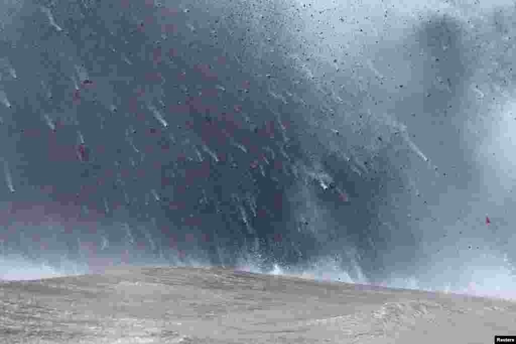 하와이주 빅아일랜드 킬라우에아 화산에서 분출 중인 용암이 파호하 동쪽의 태평양까지 흘러내리고 있다.