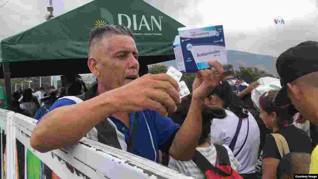 Un hombre sostiene una caja de acetaminofén en Cúcuta, Colombia. La medicina en Venezuela es precaria.&nbsp;