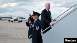 El presidente de los Estados Unidos, Joe Biden, sube al Air Force One en ruta a Delaware, en la base conjunta Andrews, Maryland, el 12 de abril de 2024. REUTERS/Michael A. McCoy