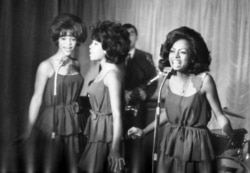 "The Supremes" (dari kiri: Florence Ballard, Mary Wilson dan Diana Ross), tampil saat resepsi untuk mereka di sebuah hotel, di London, 8 Oktober 1964. (Foto: dok).
