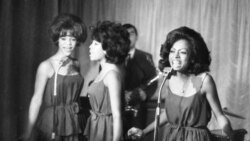 Les Supremes en octobre 1964 - de gauche à droite: Florence Ballard, Mary Wilson et Diana Ross, chantent à Londres.