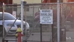 VOA英语视频：美国之音记者带你参观移民拘留中心