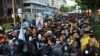 Las calles de Buenos Aires se llenan de aficionados para despedir a la leyenda del fútbol Diego Armando Maradona en la Casa Rosada del Gobierno.