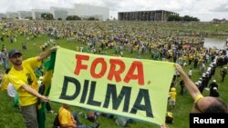 Cidadãos seguram placas de slogans contra o governo de Dilma Rousseff