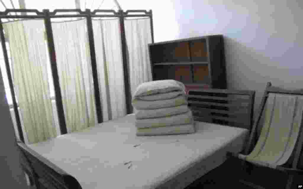 毛泽东住过的窑洞。床上散落着观众扔的香烟。