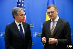 Menteri Luar Negeri Ukraina Dmytro Kuleba (kanan) berbicara dalam pertemuan dengan Menteri Luar Negeri AS Antony Blinken, di markas besar Aliansi NATO di Brussels, pada 4 April 2024. (Foto: AFP)