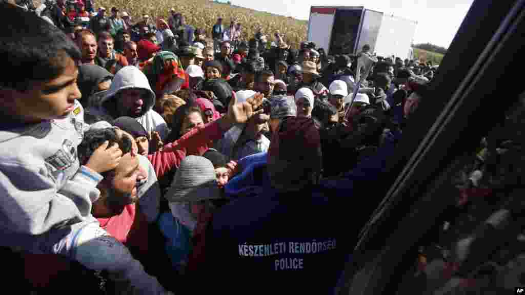 Des migrants arrivent à Roszke à bord d&#39;un autobus.