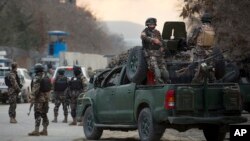 阿富汗軍人乘坐裝甲車抵達發生連串爆炸事件現場調查。