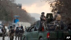 Pasukan komando bersama intelijen Afghanistan tiba di lokasi pasca serangan bom bunuh diri di barat daya Kabul (Foto: dok). 