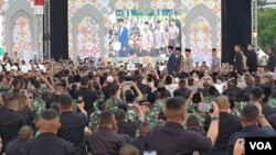 Presiden Joko Widodo saat menghadiri acara buka puasa bersama TNI dan Polri di lapangan Monas, Jakarta, Kamis (16/5/2019). (Foto: VOA/Sasmito)