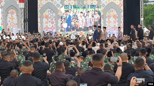 Presiden Joko Widodo saat menghadiri acara buka puasa bersama TNI dan Polri di lapangan Monas, Jakarta, Kamis (16/5/2019). (Foto: VOA/Sasmito)