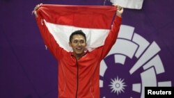 Atlet bulutangkis nasional Jonatan Christie ketika meraih medali emas dalam ajang Asian Games, sebagai ilustrasi. Pemerintah akan memberikan apresiasi berupa bonus kepada tim bulu tangkis Indonesia yang telah menjuarai Thomas Cup 2020. (Foto: Reuters/Athit Perawongmetha)