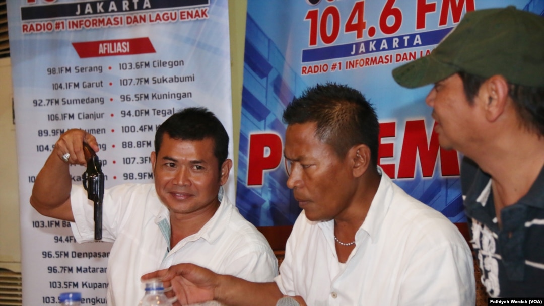 Untung Sangaji memperlihatkan pistol yang digunakan untuk menangani teroris Sarinah. (VOA/Fathiyah Wardah)