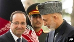 Tổng thống Pháp Francois Hollande (trái) và Tổng thống Afghanistan Hamid Karzai