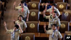 Juramento Scout en el capitolio de Texas. El presidente Obama aprueba la presencia gay entre los muchachos y muchachas exploradores.