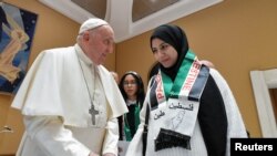 Papa Franja sa Palestinskom čiji rođaci su u Gazi (Foto: Vatican Media/­Handout via REUTERS)
