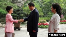 중국을 국빈 방문 중인 박근혜 한국 대통령(왼쪽)이 28일 시진핑 국가주석과 부인 펑리위안 여사와 함께 베이징 댜오위타이에서 오찬을 한 뒤 인사하고 있다.
