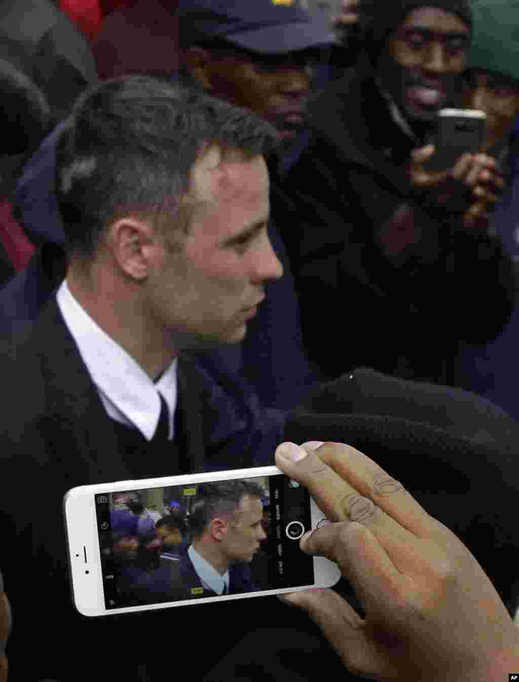 លោក Oscar Pistorius ត្រូវ​បាន​ប៉ូលិស​នាំ​ចេញ​ទៅ នៅ​ពេល​ដែល​សាធារណជន​ថត​រូប​គាត់​ជាមួយ​នឹង​ទូរស័ព្ទ​របស់​ពួកគេ​នៅ​ខាង​ក្រៅ​តុលាការ​កំពូល​នៅ​ក្នុង​ក្រុង​ប្រេតូរីយ៉ា ប្រទេស​អាហ្វ្រិក​ខាង​ត្បូង បន្ទាប់​សវនការ​របស់​លោក។ តុលាការ​ឧទ្ធរណ៍​បាន​រក​ឃើញ​ថា​ លោក Pistorius មាន​ទោស​ពី​បទ​ឃាតកកម្ម​ ទៅ​លើ​មិត្តស្រី​របស់​លោក​គឺ​នាង Reeve Steenkamp។
