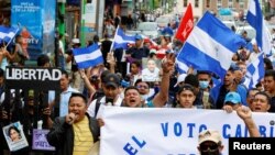 Exiliados marchan en protesta contra las elecciones municipales de Nicaragua para alcaldes, vicealcaldes y concejales del país, en San José, Costa Rica, el 6 de noviembre de 2022.
