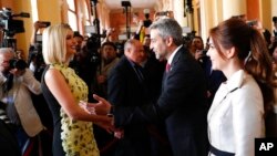 Ivanka Trump, la hija del presidente Donald Trump y asesora de la Casa Blanca, es recibida por el presidente de Paraguay, Mario Abdo Benítez y su esposa Silvana López Moreira, en el Palacio Presidencial en Asunción, Paraguay, el viernes 6 de septiembre de 2019. 