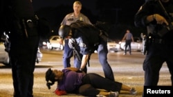 Женщина, участвовавшая в протестах, арестована полицейскими в городе Батон-Руж, штат Луизиана. 9 июля 2016 г.