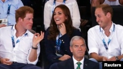 Prince Harry (L) Kate (C) na Prince William (R) wakiwa Glasgow