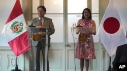 El ministro de Relaciones Exteriores de Japón, Yoshimasa Hayashi, junto a la canciller de Perú, Cecilia Gervasi, durante una conferencia de prensa en Lima el 3 de mayo de 2023.
