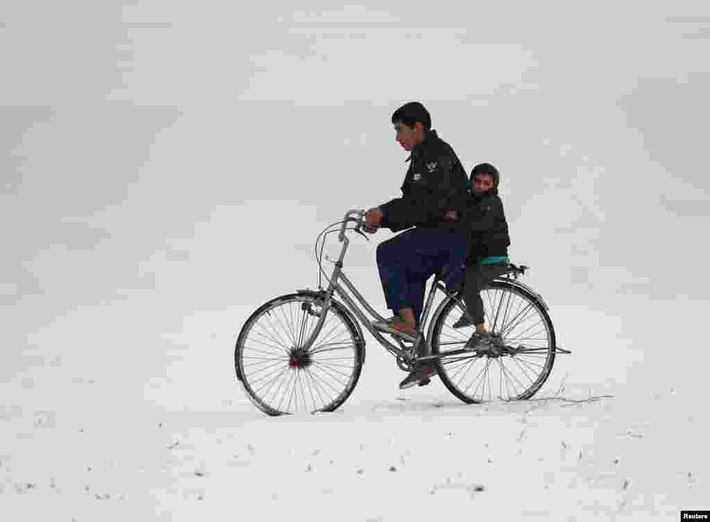 افغانستان کے دارالحکومت کابل میں&nbsp; ان دنوں برف باری کا سلسلہ وقفے وقفے سے جاری ہے۔ کابل کے پہاڑوں پر ہر سو برف کی سفید چادر بچھی دکھائی دیتی ہے۔&nbsp; &nbsp;