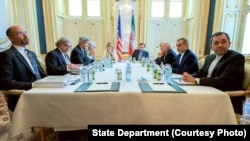 Menteri Luar Negeri AS John Kerry, Menteri Luar Negeri Iran Mohammad Javad Zarif dan tim masing-masing dalam perundingan program nuklir di Wina, Austria (2/7).