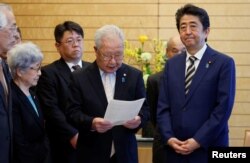 아베 신조 일본 총리가 지난 3월 도쿄 총리 관저에서 납북자 가족들과 만나고 있다. 아베 총리는 이 자리에서 다음달 미국을 방문해 트럼프 대통령과 정상회담을 할 계획이며, 납북자 문제를 논의할 것이라고 밝혔다.