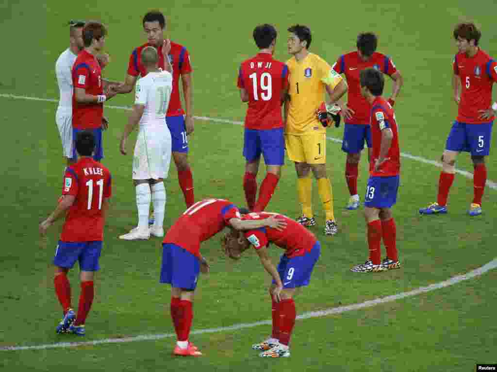 برازیل فٹ بال کے گروپ ایچ کے مقابلے میں الجیریا کے ہاتھوں شکست پر جنوبی کوریا کے کھلاڑی افسردہ ہیں