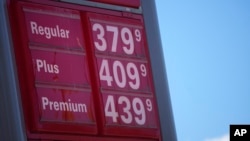 En esta fotografía de archivo del 24 de octubre de 2021, los precios de las bombas de gasolina están publicados en un letrero en una estación de Conoco en el sureste de Denver, Colorado, EE. UU.